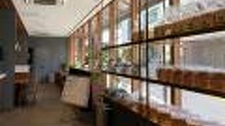 開店前から行列の人気店