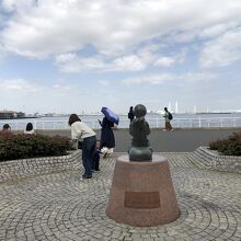 海に向かって座っている象