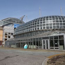 ガラス張りの建物が「釧路フィッシャーマンズワーフEGG」です