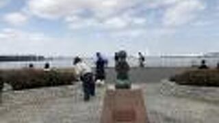 海を見つめている少女像