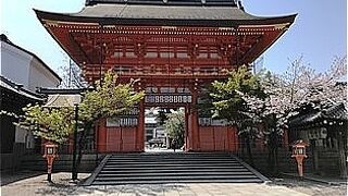 繁華街の目の前