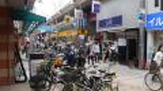 巨大なアーケード