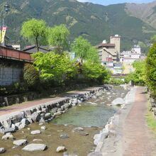 両岸に遊歩道が整備されています