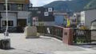 万里集九の像などがあります