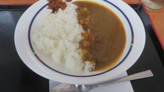 ホーム上にある立ち食いそば店