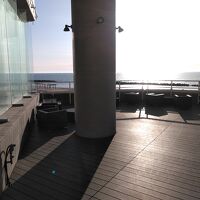 展望テラスです。左のガラスの中がロビーです。