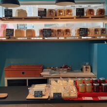 各種食パンのほか、ジャムやラスクなども並ぶ店内。