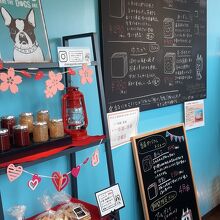 店内の商品陳列棚と商品紹介を書いた黒板。