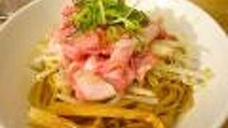 The restaurant gives the impression of being difficult to use for first-time visitors