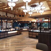 奥にライブキッチン、写真の左側にも料理があります。