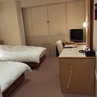 ツインルームはカーテンが無く、板戸で暗いです。