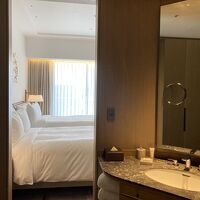 洗面台から見たベッド。双方の扉から行き来できて便利。