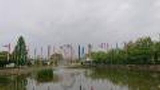 池の上に鯉のぼりが泳いでいました