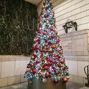 入口に大きなクリスマスツリー