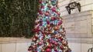 入口に大きなクリスマスツリー