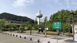 大きなガラ（酒器）のモニュメント目印