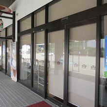 店内はすべてカーテンが