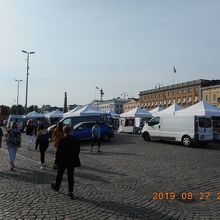 白いテントは物販