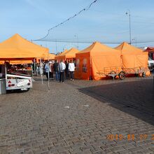 オレンジのテントは食料品