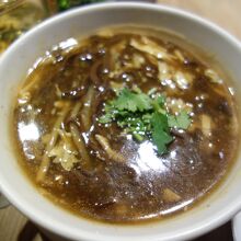 サンラータンみたいなスープ。台湾は汁物（ダシ）が本当に美味
