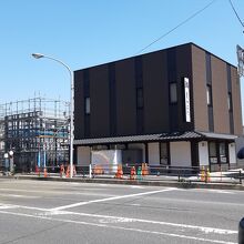 黒い建物が≪鮨 しらはた≫。2021年4月下旬、お隣が工事中