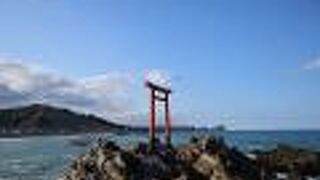 海から突き出た弁天島が印象的な島