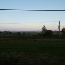 夕暮れの車窓風景