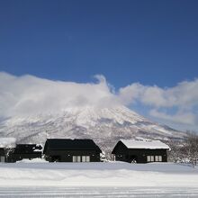 露天から見える景色とほぼ一緒の駐車場からの眺め