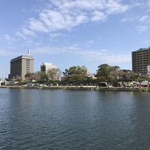 乙川岸にはたくさんの露店が並びます。