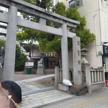 大通りに面した鳥居