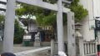 立派な鳥居が大通りに面しています