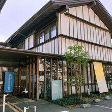 静かな和風の外観