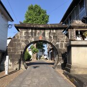 金剛峰寺のお寺のアーチ状の門