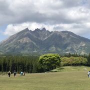 根子岳と高岳が見える公園