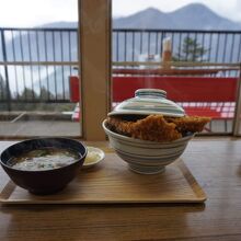 景色がいい席で食べるわらじカツ最高