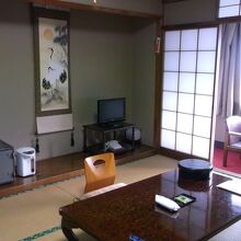 昭和の雰囲気の客室。エアコンは後付けの最新機種あり。