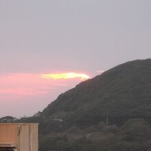 窓からは太平洋に沈む夕日が見えました。