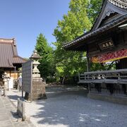 参道も味わい深い蔵が残っている神社