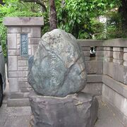 寺の入口に大きな石が置かれていました