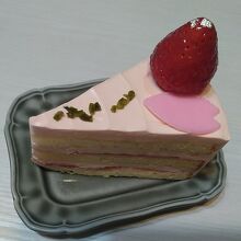 桜薫るバタークリームケーキ