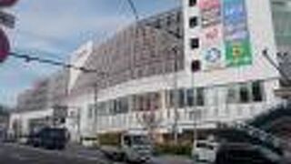 大きなショッピングモールです。