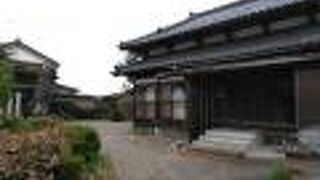 石の多重塔があります。