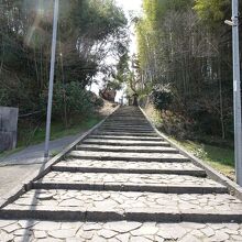 坂下から。階段が続く