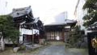 屋根が印象的な日蓮宗寺院