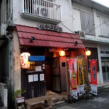 大通りから少し入った先にあります。