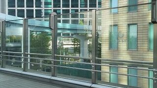 ガラス張りの街