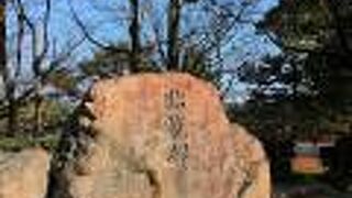 業績を顕彰した石碑