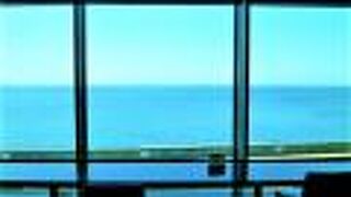 ガラス張りの無料休憩所<海の見える大回廊>