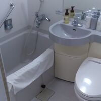 ウォシュレット式トイレと広めのバスルーム