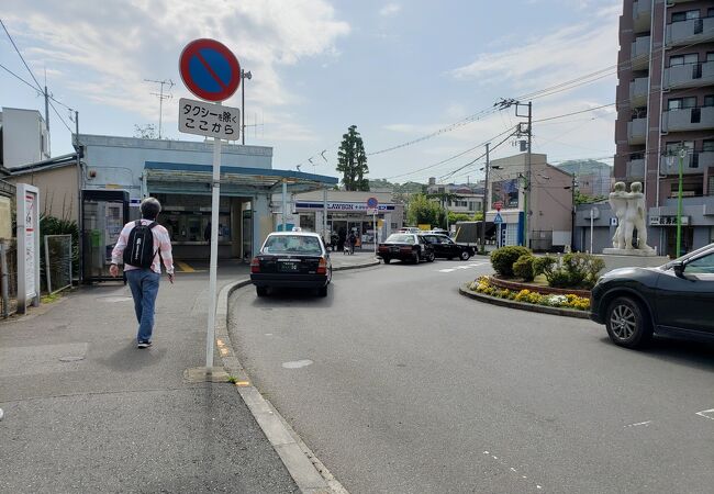 住宅街の中の駅。